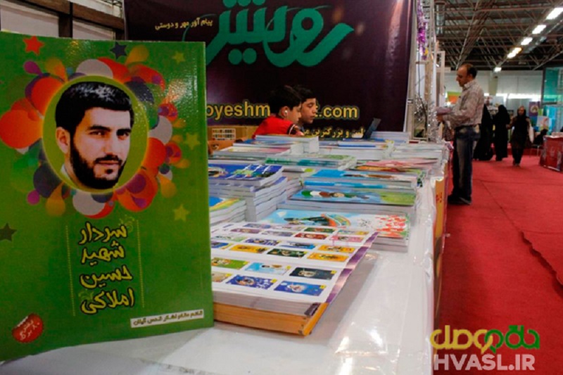  رویش تصاویر شهدا بر دفتر مشق بچه‌ها