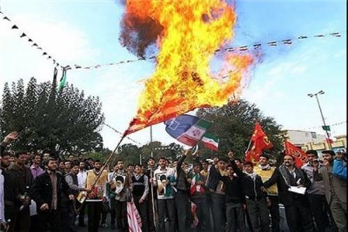 سنگ یادبود ۱۰۰ لقب آمریکا در بیان امام(ره) در لانه جاسوسی رونمایی شد
