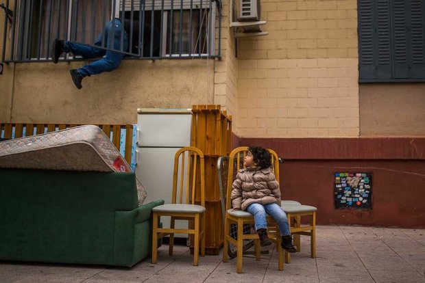 حمله پلیس برای گرفتن پول از بدهکاران