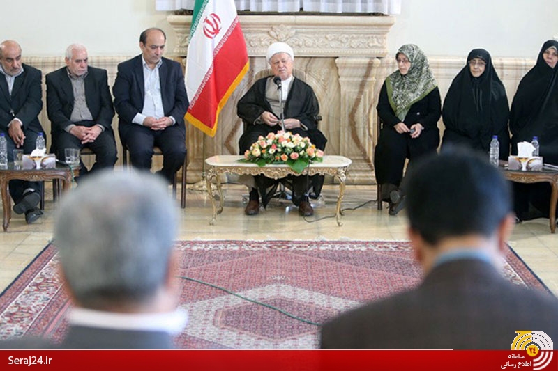 کاندیدای 81 ساله لیست انتخاباتی خود را معرفی کرد/ هاشمی در دیدار اصلاح طلبان از آمادگی برای نهادینه شدن اعتدال خبر داد