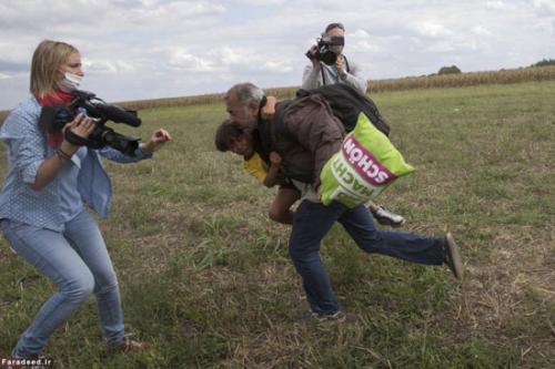 جنجال لگد خبرنگار زن به دو پناهجو +عکس 
