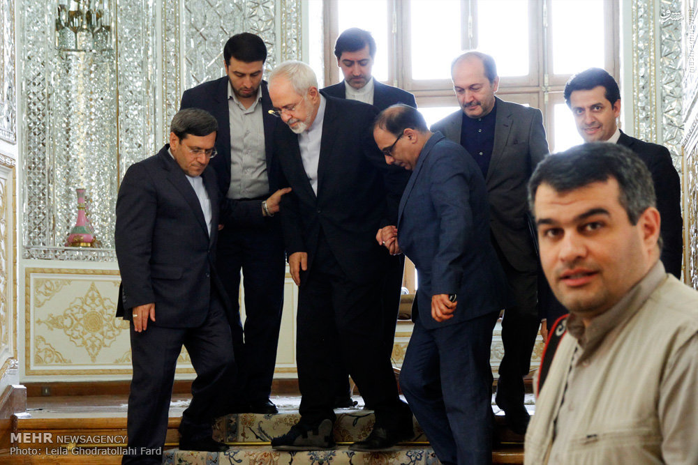 عکس:پای شکسته ظریف 