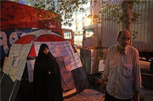 شرحی از اعتراض یک جانباز چادرنشین در برابر ساختمان بنیاد شهید