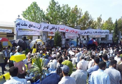 تحصن مقابل مجلس پایان یافت 