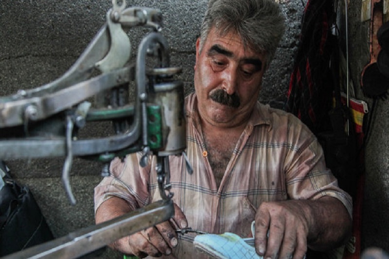جانبازی که در خیابان کفاشی می کند