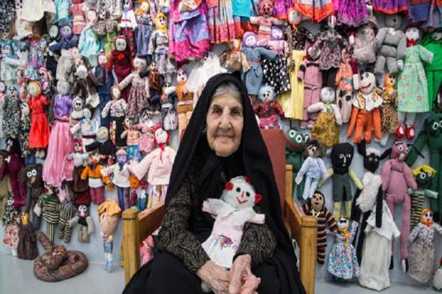 مادربزرگ ۹۰ ساله برای بچه‌ها عروسک می‌سازد