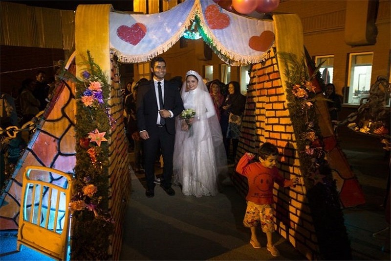 جشن عروسی در میان کارتن‌خواب‌ها +تصاویر