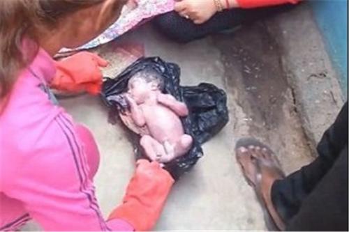 نوزاد رهاشده در کیسه زباله به‌طرز معجزه آسایی زنده ماند + تصاویر