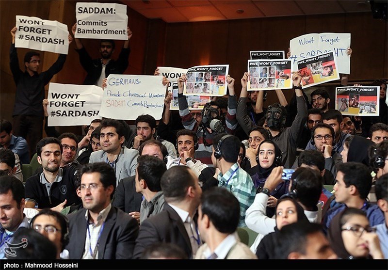 استقبال دانشجویان از وزیر خارجه آلمان با عکس‌های جانبازان شیمیایی 