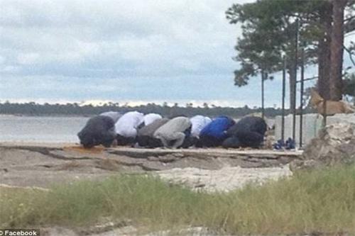 تشدید اسلام‌هراسی در آمریکا پس از انتشار تصویر سجده مسلمانان در ساحل فلوریدا + عکس 