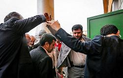 چتر جالب احمدی نژاد زیر باران