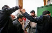 چتر جالب احمدی نژاد زیر باران