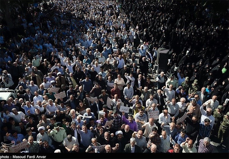 دانشجویان از مقابل دانشگاه تهران تا لانه جاسوسی راهپیمایی می‌کنند