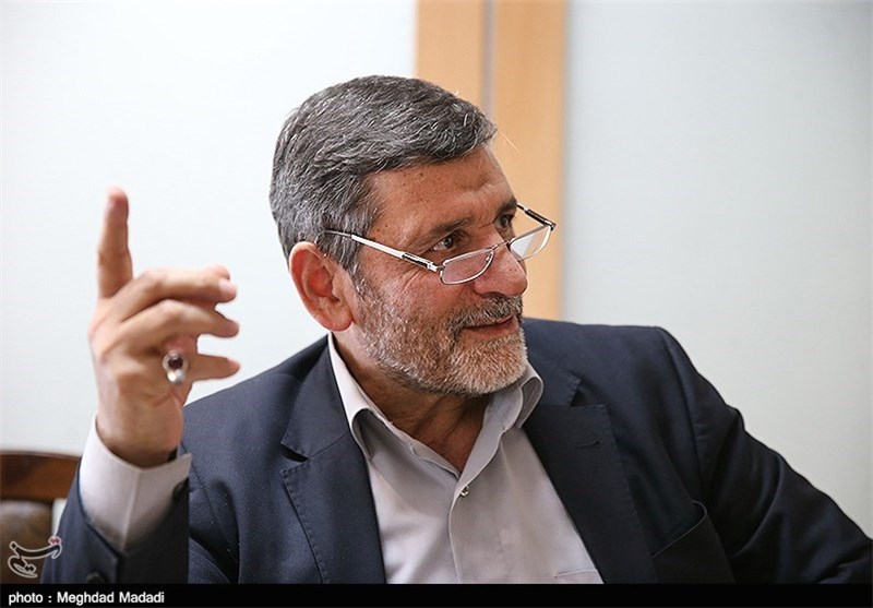 هیچ اصولگرای انقلابی برای نشستن پای سفره وابستگی دندان طمع تیز نکرده است