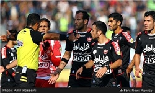 بین نیمه به داوران چه گذشت؟/ کارت قرمزی که با تماس تلفنی قرمزتر شد