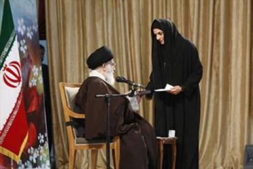 مریم هاشمی مدال طلای خود را به رهبر معظم انقلاب تقدیم کرد