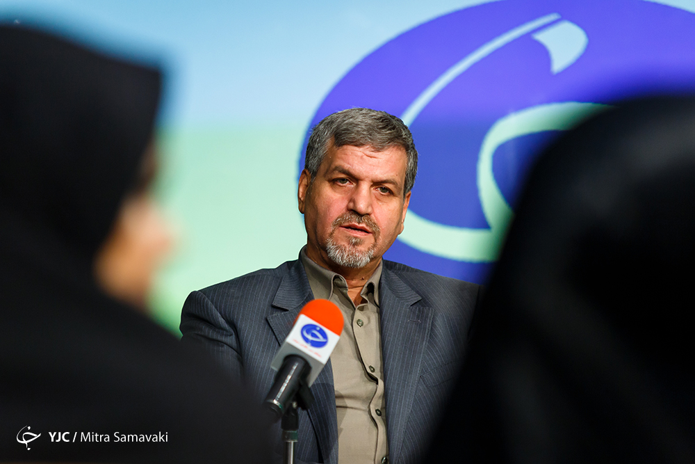 احمدی‌نژاد به من گفت "چپ و راست این مملکت علاف هستند!"/ قبول ندارم که دولت روحانی اصلاح‌طلب است 