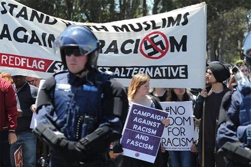 مخالفین نژادپرستی و افراطی‌های ضدمسلمانان در استرالیا درگیر شدند