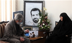 جمعی از اهالی رسانه با خانواده شهید احمدیروشن دیدار میکنند