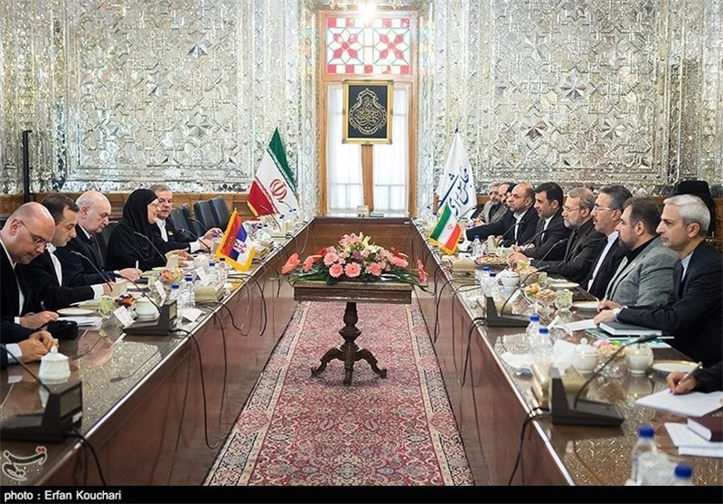 لاریجانی: تا جایی که می‌توانیم از نفوذ و گسترش تروریسم جلوگیری می‌کنیم 