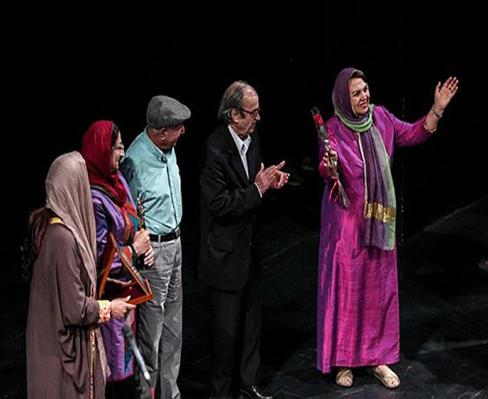 کنسرت خواننده زن قبل از انقلاب با مجوز رسمی در تالار وحدت +عکس