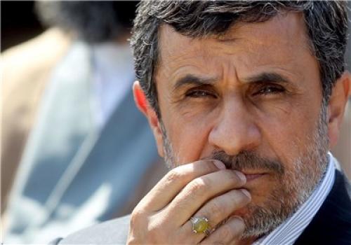 شیشه خودروی حامل احمدی‌نژاد در اثر فشار مردم شکست/ نظر احمدی‌نژاد درباره مظلوم واقع شدن مشایی 