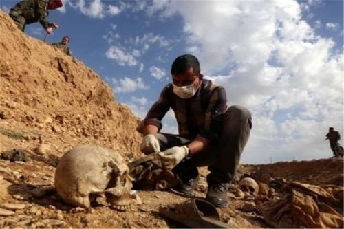 کشف گورهای بمب‌گذاری شده داعش در سنجار+عکس