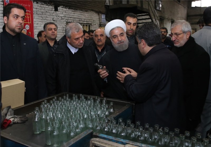 بازدید روحانی از کارخانه شیشه‌سازی مینا/ عزاداری اربعین در جمع کارگران 