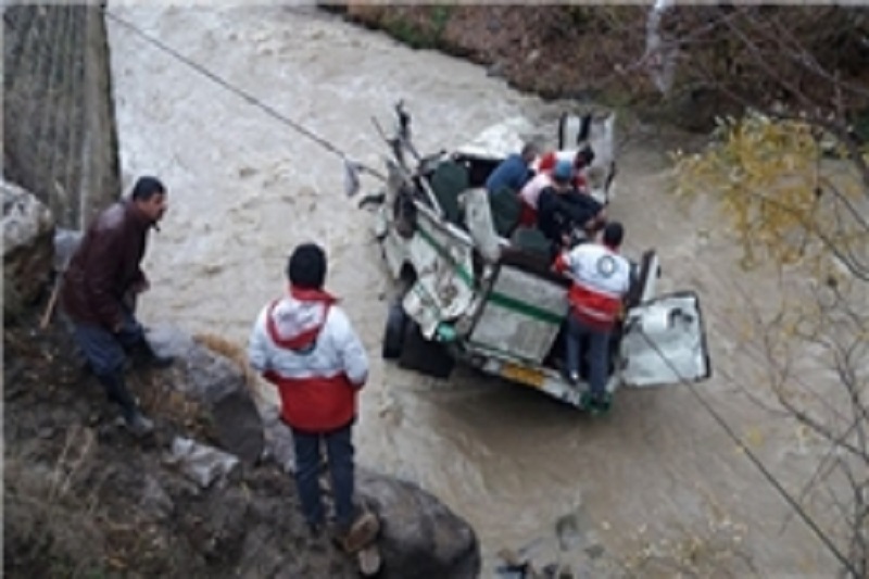 پیکر 5 نفر از مفقودان سانحه سقوط مینی‌بوس به رودخانه پیدا شد/ امدادگران در جستجوی 5 مفقودی دیگر+عکس