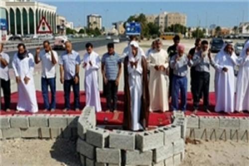 بحرینی‌‌ها امروز هم نماز را در مساجد تخریب‌شده برپا کردند