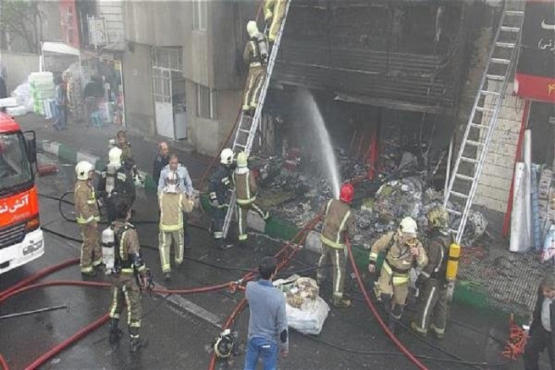 مهار شعله های آتش در کارخانه تجهیزات برقی