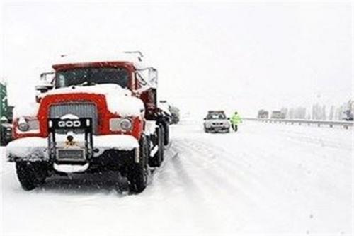  کولاک شدید و برف مسافران جاده همدان به ساوه را غافلگیر کرد 