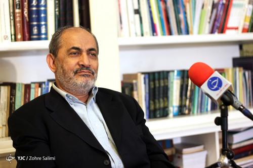 زمانِ گفتن ناگفته‌های جنگ نرسیده است/ روحانی به شعارهای انتخاباتی‌اش عمل نکرده است/ احمدی نژاد برای کشور مشکلات زیادی درست کرد 