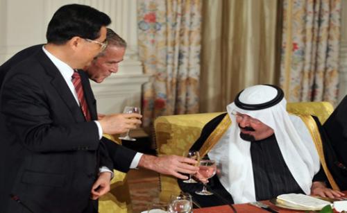 پادشاه عربستان خطاب به احمدی نژاد: آیا من شراب می‌خورم؟! 