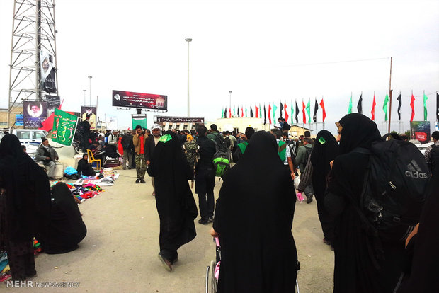 تنها موکب زنان به زائران اربعین در مرز چذابه خدمت‌رسانی کرد