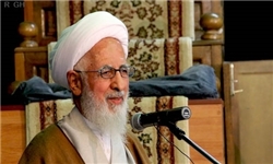 عکس/ آیت‌الله جوادی آملی بر مزار مادر