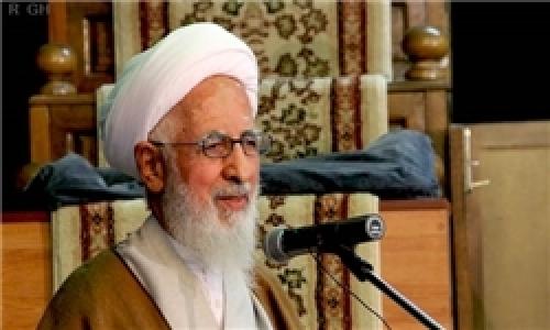 عکس/ آیت‌الله جوادی آملی بر مزار مادر