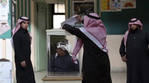Women in Saudi Arabia vote for first time ever 
