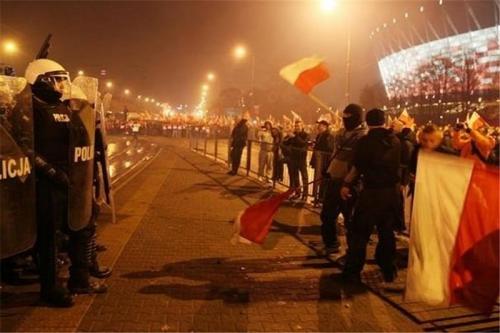  تظاهرات ۵۰ هزار نفری مردم لهستان علیه دولت
