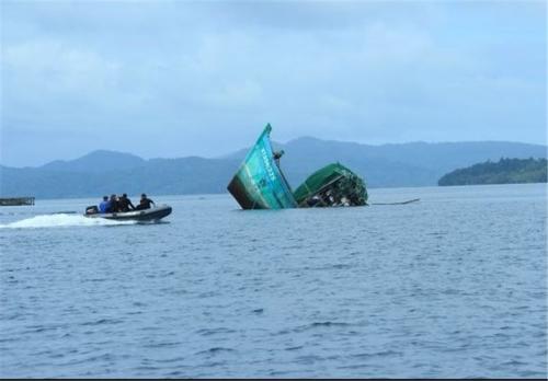 غرق شدن یک کشتی با ۱۰۰ مسافر در آب‌های اندونزی 