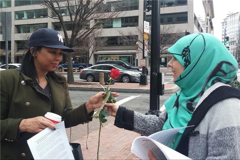 مسلمانان واشنگتن با گل رز و آیه‌ای از قرآن کریسمس را به مسیحیان تبریک گفتند + عکس