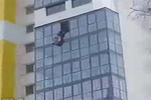 نجات معجزه آسای مرد آویزان از طبقه ۱۵ برجی در روسیه + تصاویر