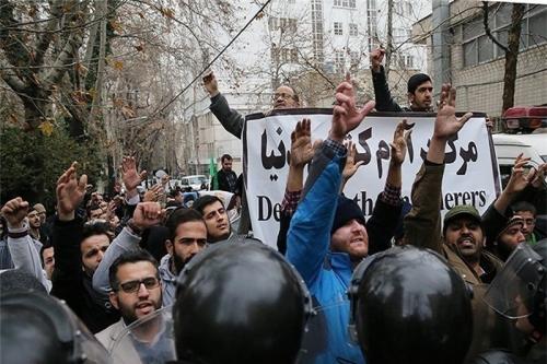 جمعی از طلاب حوزه های علمیه در مقابل سفارت عربستان تجمع کردند