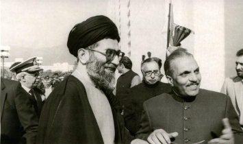 بازخوانی سفر آیت الله خامنه‌ای به پاکستان/ استقبال بی نظیر مردم لاهور از رئیس جمهور ایران/ماجرای صف استقبال 15 کیلومتری 