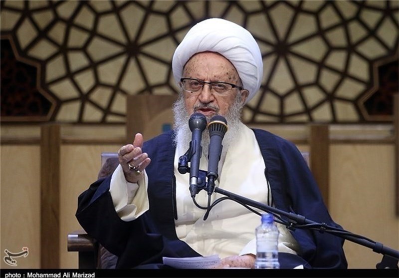 آیت‌الله مکارم‌شیرازی: مجامع بین‌المللی با دلارهای نفتی عربستان ساکت شده‌اند 