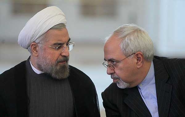  فیلم/ آوازخوانی برای روحانی و ظریف در همایش برجام 