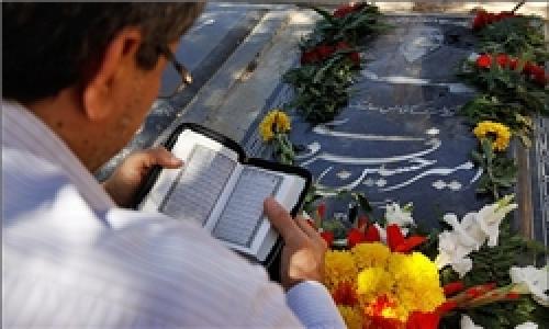 اهالی فرهنگ و ادب بر سر مزار امیر ادبیات انقلاب رفتند