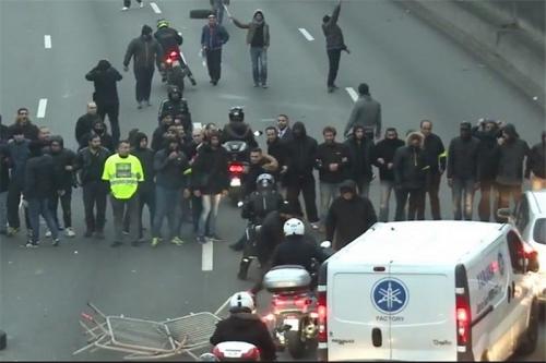 بازداشت ۲۰ راننده تاکسی و معلم در اعتراضات پاریس + عکس