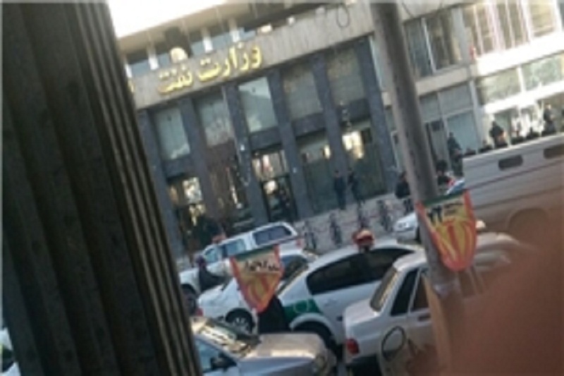 حضور نیروی انتظامی مقابل وزارت نفت برای جلوگیری از تجمع دانشجویان
