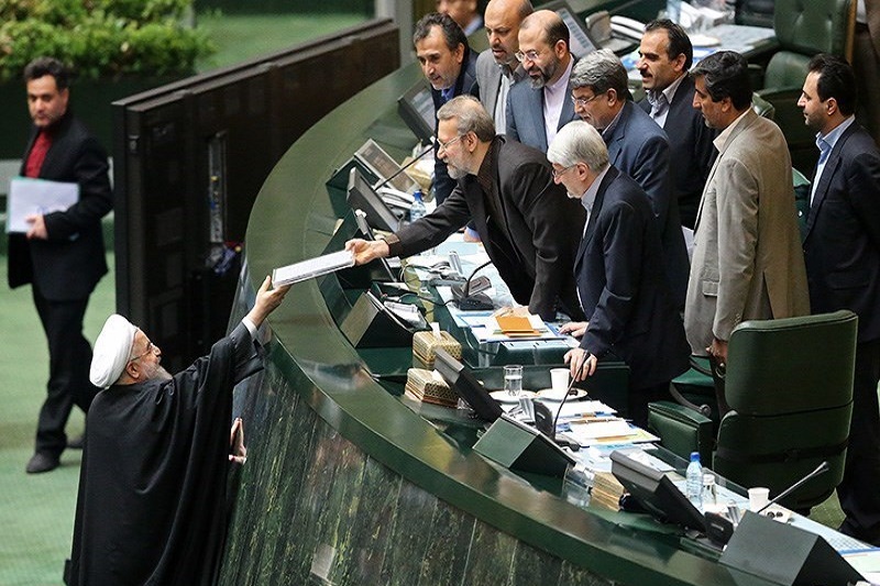 دولت بودجه ۹۵ را با ۴۲ روز تاخیر تقدیم مجلس کرد/ روحانی: در ارائه بودجه یک روز هم تاخیر نکردیم+ آئین‌نامه